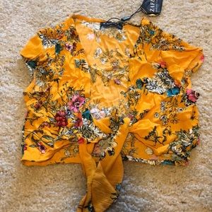 Cute yellow crop top 🌺